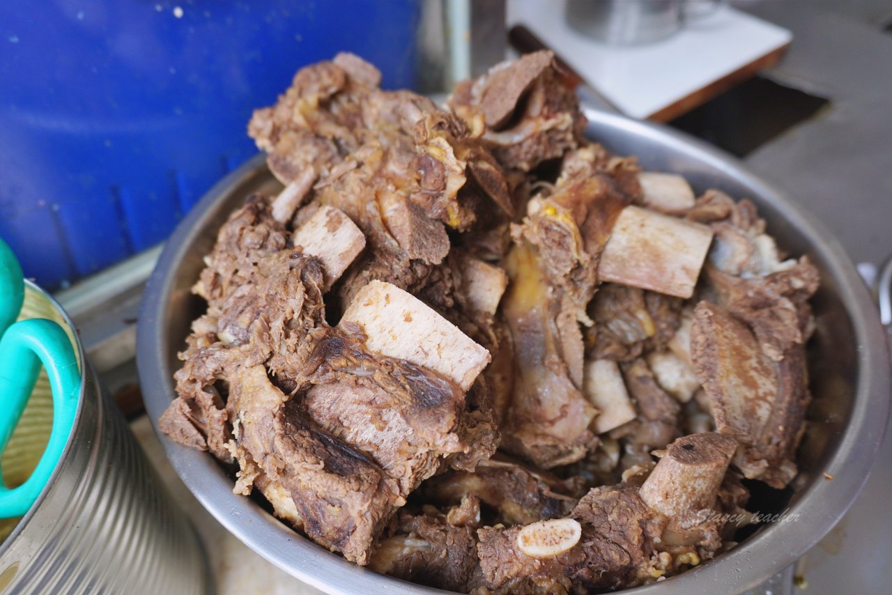 花蓮牛骨牛肉麵「孫叔叔牛骨牛肉麵」又油又香帶骨牛肉超過癮黑金滷肉麵太銷魂 花蓮牛骨牛肉麵「孫叔叔牛骨牛肉麵」又油又香帶骨牛肉超過癮黑金滷肉麵太銷魂