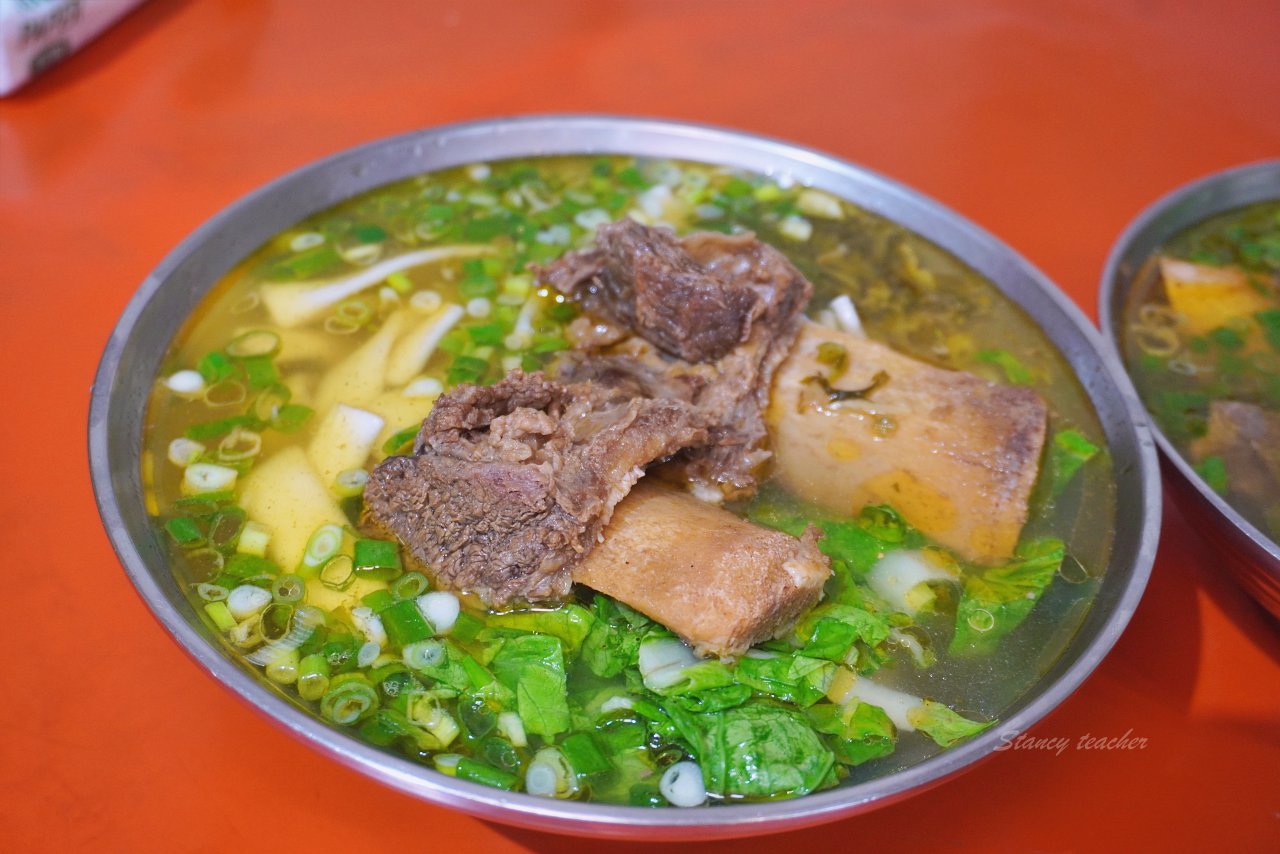 花蓮牛骨牛肉麵「孫叔叔牛骨牛肉麵」又油又香帶骨牛肉超過癮黑金滷肉麵太銷魂