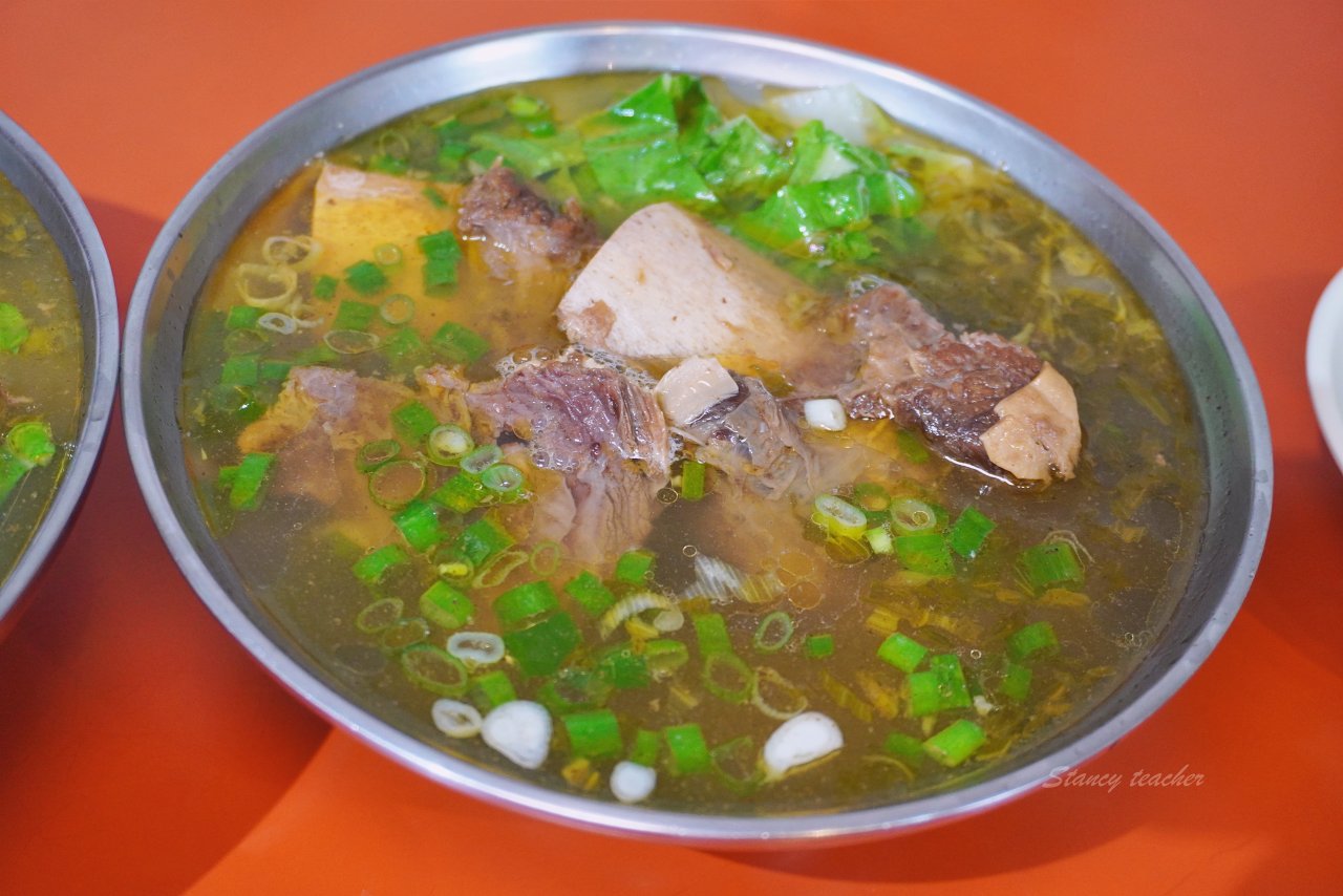 花蓮牛骨牛肉麵「孫叔叔牛骨牛肉麵」又油又香帶骨牛肉超過癮黑金滷肉麵太銷魂