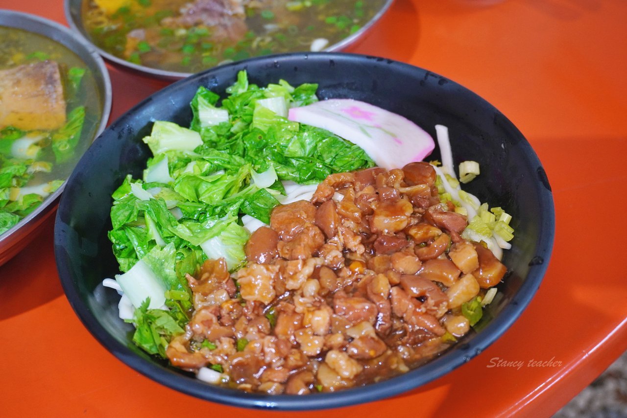 花蓮牛骨牛肉麵「孫叔叔牛骨牛肉麵」又油又香帶骨牛肉超過癮黑金滷肉麵太銷魂
