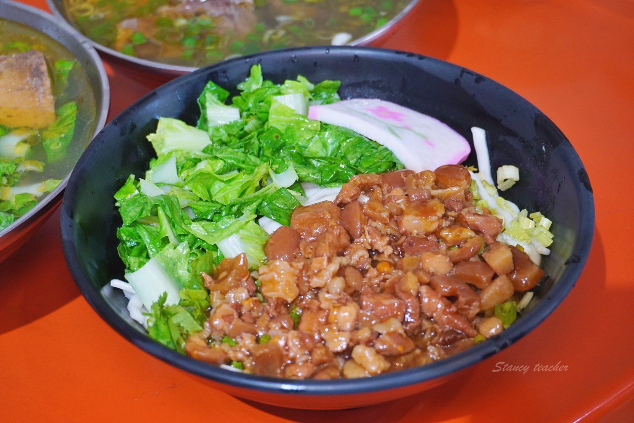花蓮牛骨牛肉麵「孫叔叔牛骨牛肉麵」又油又香帶骨牛肉超過癮黑金滷肉麵太銷魂