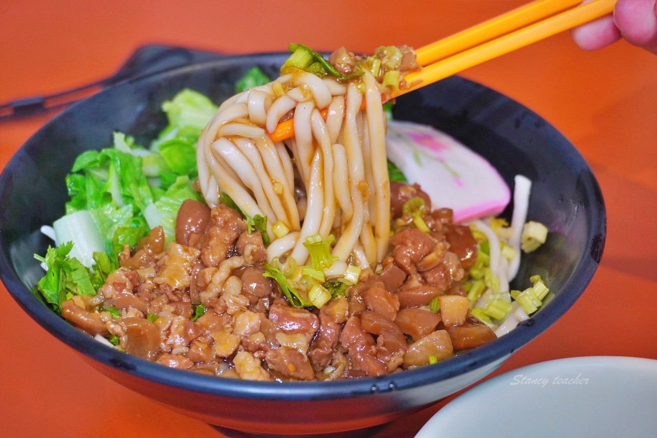 花蓮牛骨牛肉麵「孫叔叔牛骨牛肉麵」又油又香帶骨牛肉超過癮黑金滷肉麵太銷魂