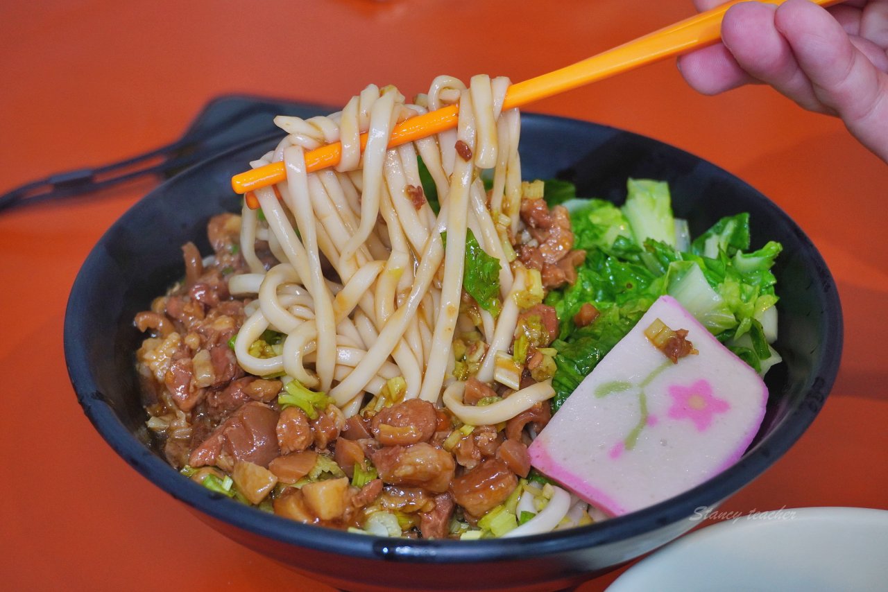 花蓮牛骨牛肉麵「孫叔叔牛骨牛肉麵」又油又香帶骨牛肉超過癮黑金滷肉麵太銷魂