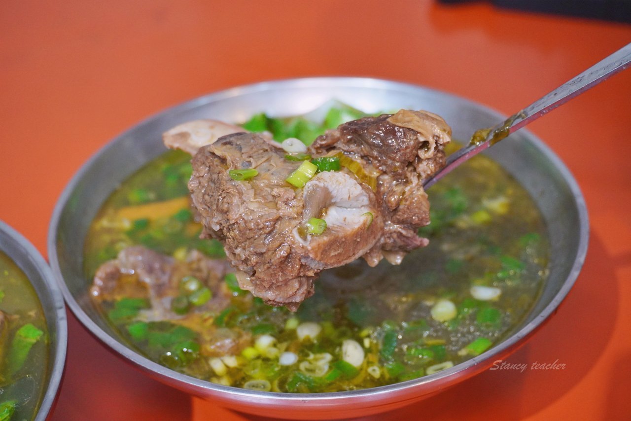 花蓮牛骨牛肉麵「孫叔叔牛骨牛肉麵」又油又香帶骨牛肉超過癮黑金滷肉麵太銷魂