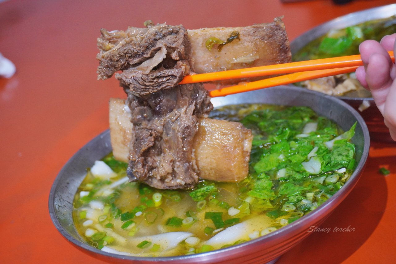 花蓮牛骨牛肉麵「孫叔叔牛骨牛肉麵」又油又香帶骨牛肉超過癮黑金滷肉麵太銷魂 @Stancy Teacher 美味異想世界