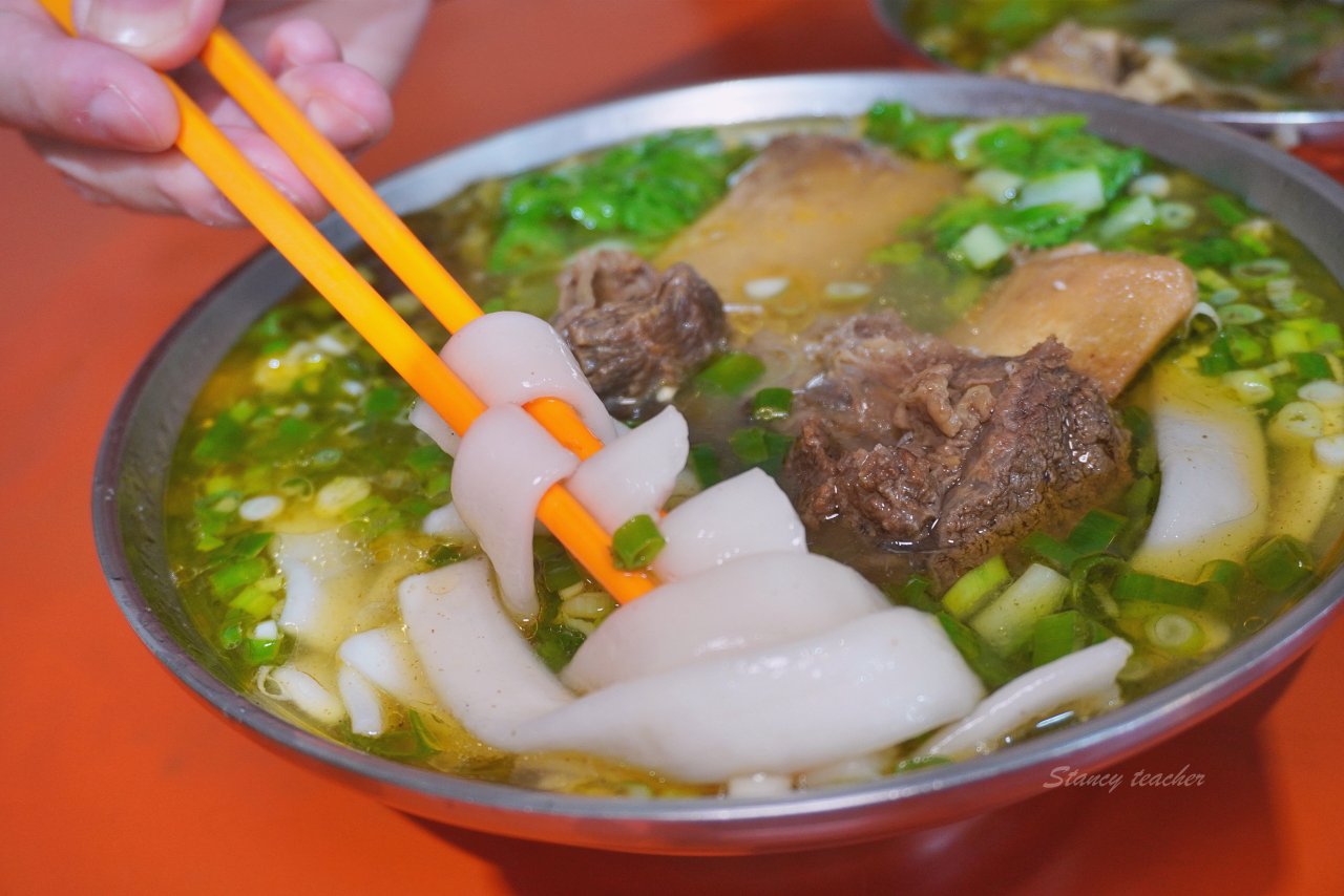 花蓮牛骨牛肉麵「孫叔叔牛骨牛肉麵」又油又香帶骨牛肉超過癮黑金滷肉麵太銷魂