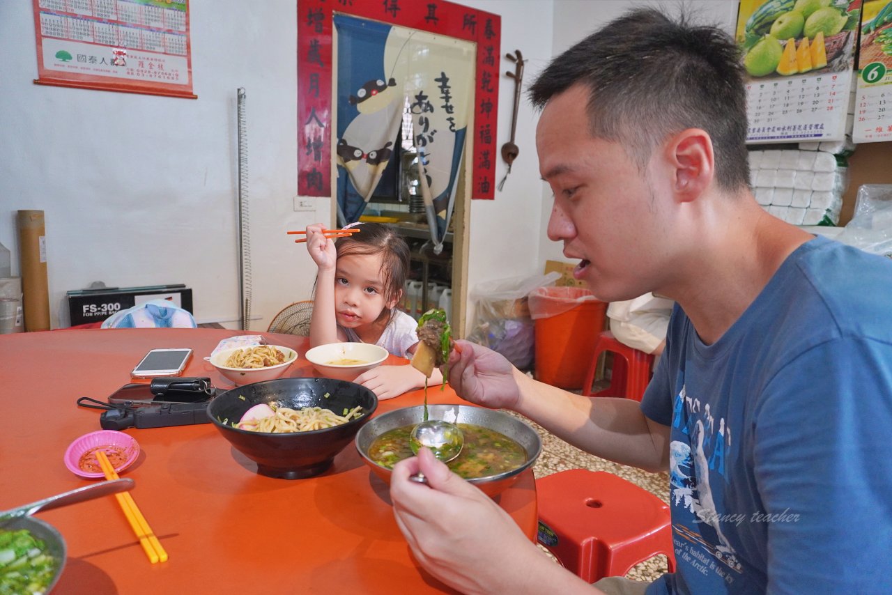 花蓮牛骨牛肉麵「孫叔叔牛骨牛肉麵」又油又香帶骨牛肉超過癮黑金滷肉麵太銷魂 花蓮牛骨牛肉麵「孫叔叔牛骨牛肉麵」又油又香帶骨牛肉超過癮黑金滷肉麵太銷魂