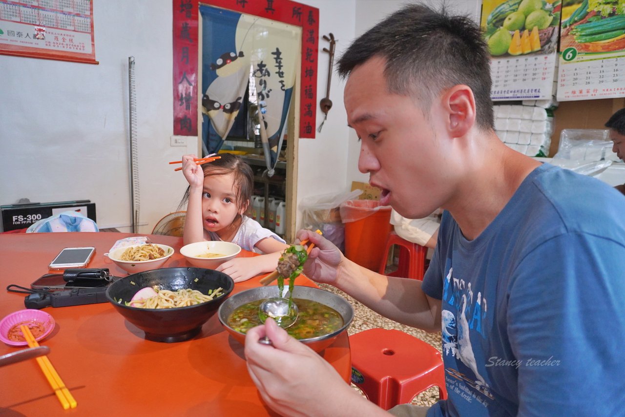 花蓮牛骨牛肉麵「孫叔叔牛骨牛肉麵」又油又香帶骨牛肉超過癮黑金滷肉麵太銷魂