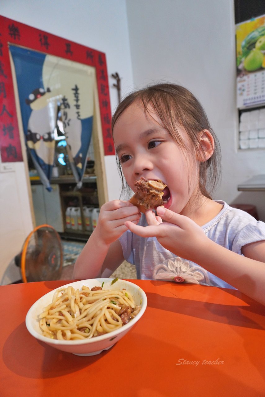 花蓮牛骨牛肉麵「孫叔叔牛骨牛肉麵」又油又香帶骨牛肉超過癮黑金滷肉麵太銷魂