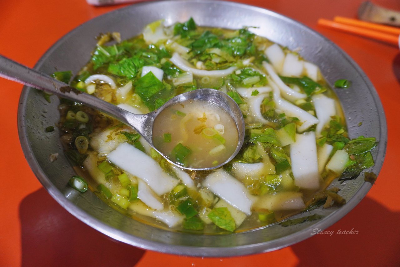 花蓮牛骨牛肉麵「孫叔叔牛骨牛肉麵」又油又香帶骨牛肉超過癮黑金滷肉麵太銷魂