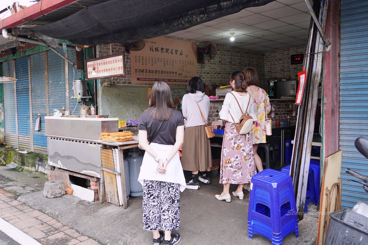 頭城老街早餐店｜手擀蔥油蛋餅、現做韭菜盒、一手無法掌握的粗大油條 老麵肉包都好吃