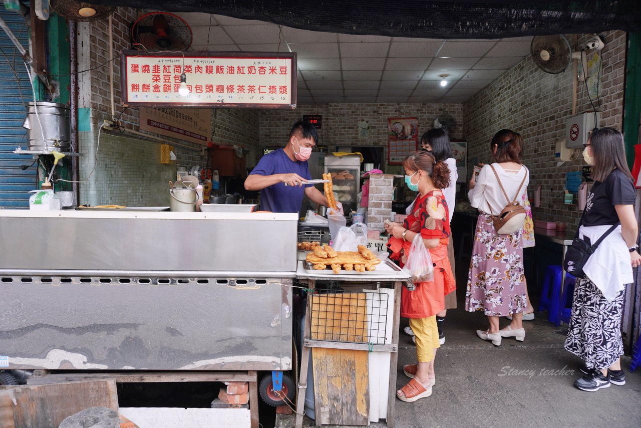 頭城老街早餐店|手擀蔥油蛋餅、現做韭菜盒、一手無法掌握的粗大油條 老麵肉包都好吃 頭城老街早餐店|手擀蔥油蛋餅、現做韭菜盒、一手無法掌握的粗大油條 老麵肉包都好吃