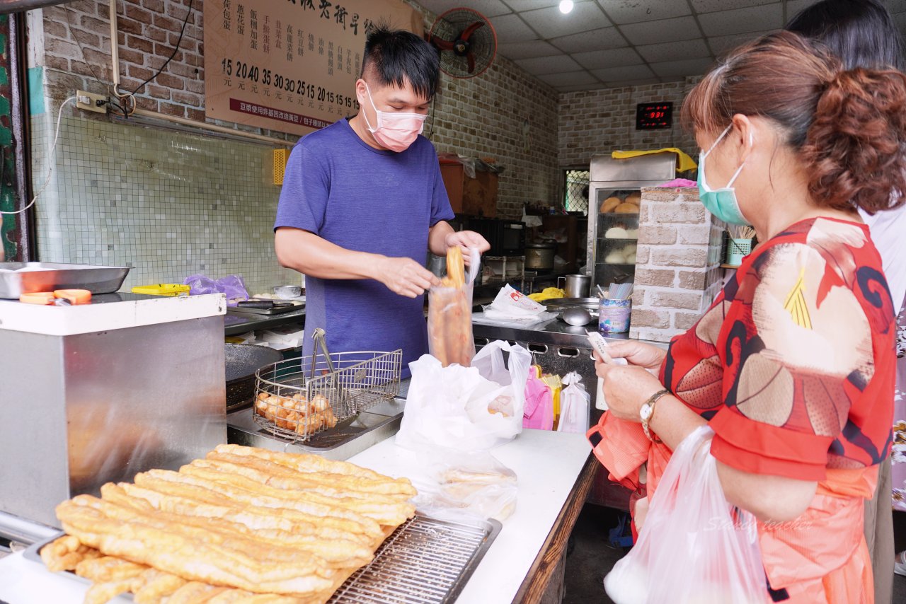 頭城老街早餐店|手擀蔥油蛋餅、現做韭菜盒、一手無法掌握的粗大油條 老麵肉包都好吃 頭城老街早餐店|手擀蔥油蛋餅、現做韭菜盒、一手無法掌握的粗大油條 老麵肉包都好吃