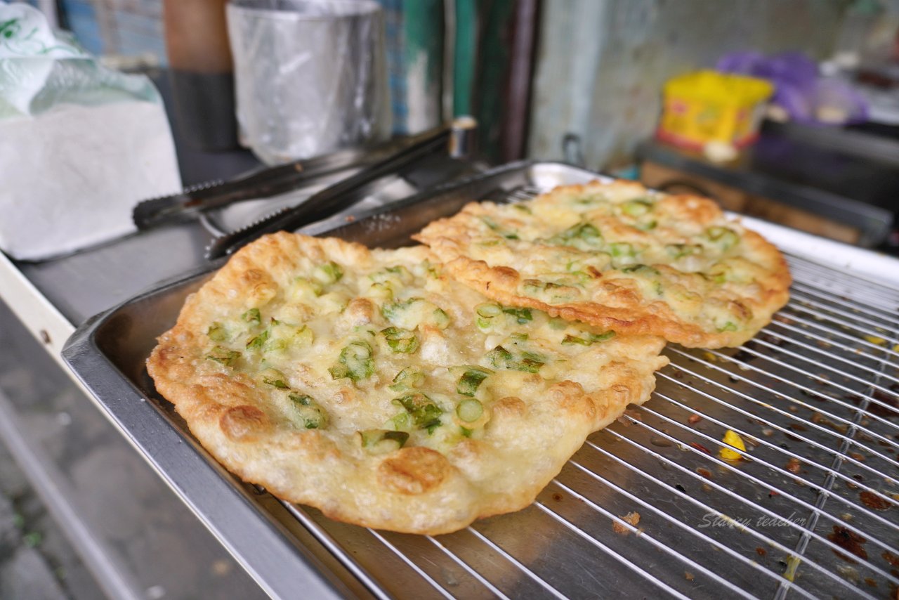 頭城老街早餐店|手擀蔥油蛋餅、現做韭菜盒、一手無法掌握的粗大油條 老麵肉包都好吃 頭城老街早餐店|手擀蔥油蛋餅、現做韭菜盒、一手無法掌握的粗大油條 老麵肉包都好吃