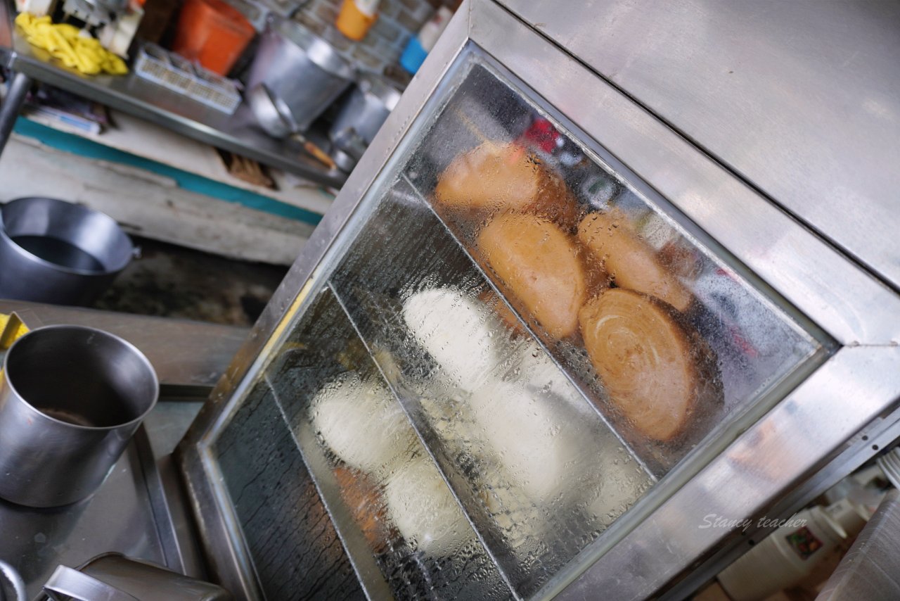 頭城老街早餐店｜手擀蔥油蛋餅、現做韭菜盒、一手無法掌握的粗大油條 老麵肉包都好吃