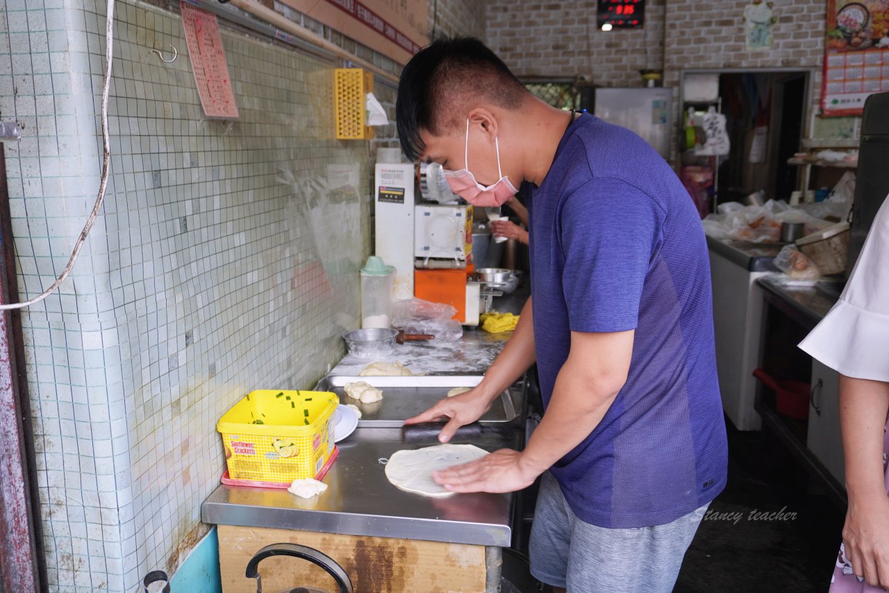 頭城老街早餐店｜手擀蔥油蛋餅、現做韭菜盒、一手無法掌握的粗大油條 老麵肉包都好吃