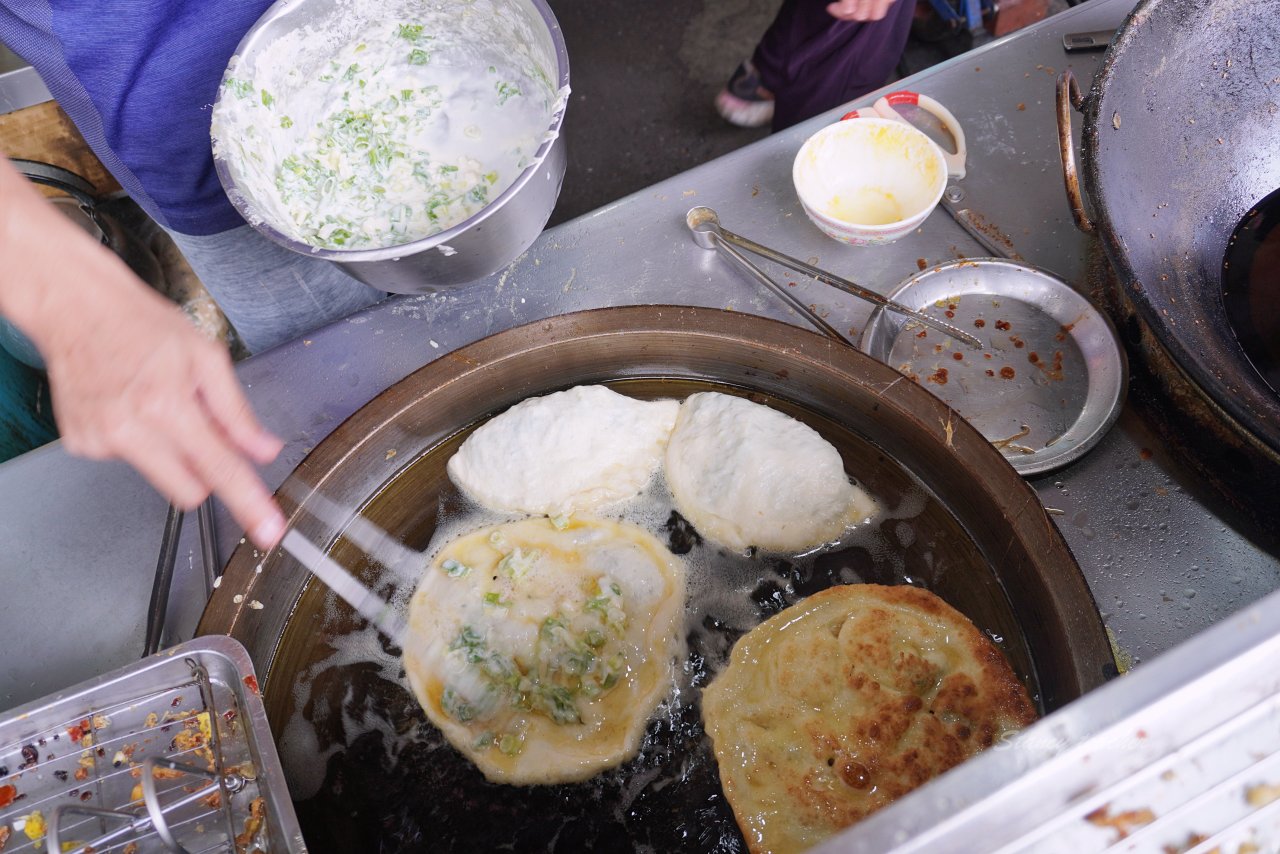 頭城老街早餐店｜手擀蔥油蛋餅、現做韭菜盒、一手無法掌握的粗大油條 老麵肉包都好吃