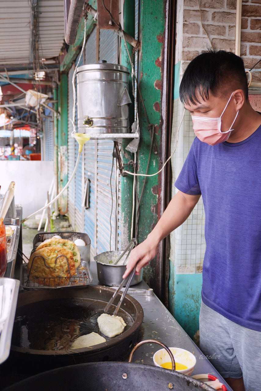 頭城老街早餐店｜手擀蔥油蛋餅、現做韭菜盒、一手無法掌握的粗大油條 老麵肉包都好吃