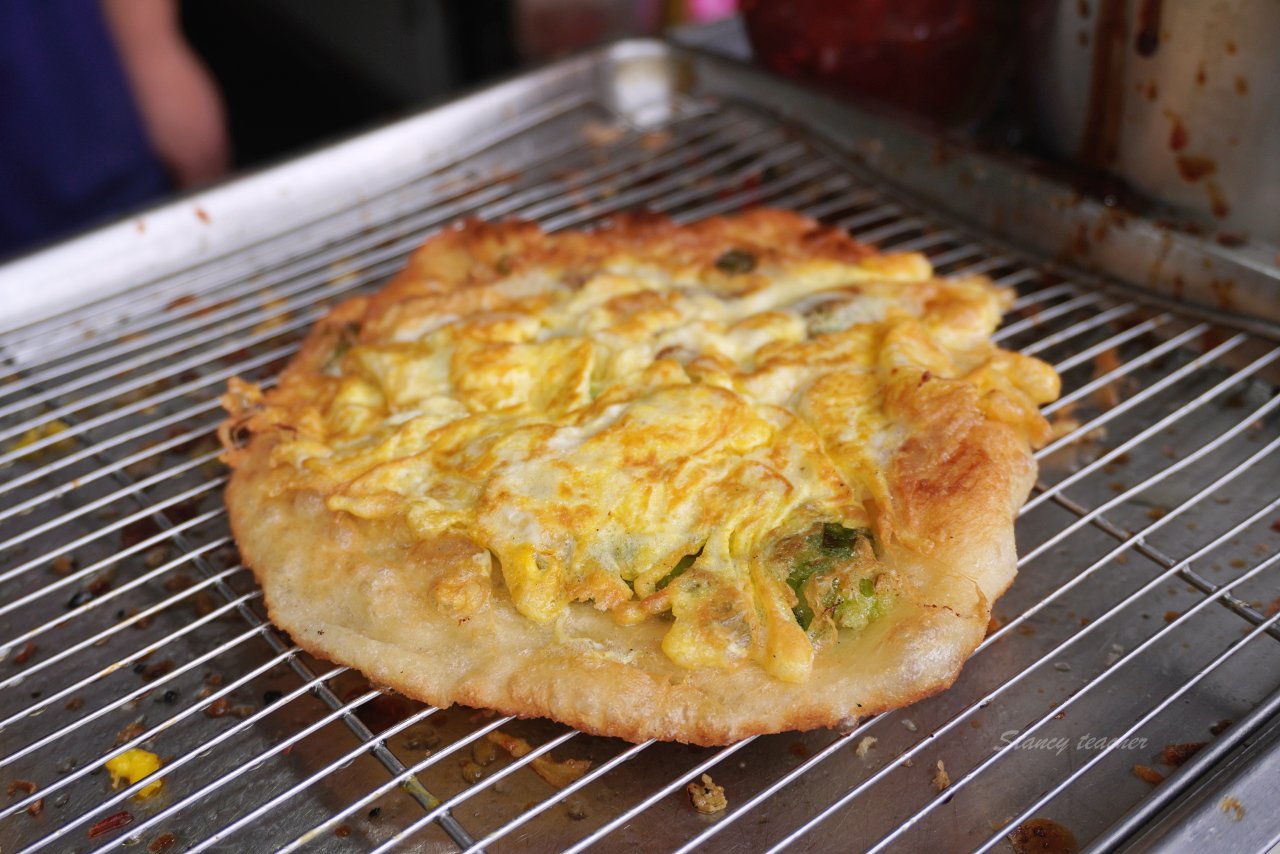 頭城老街早餐店｜手擀蔥油蛋餅、現做韭菜盒、一手無法掌握的粗大油條 老麵肉包都好吃