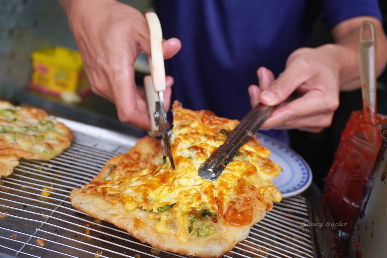 頭城老街早餐店｜手擀蔥油蛋餅、現做韭菜盒、一手無法掌握的粗大油條 老麵肉包都好吃