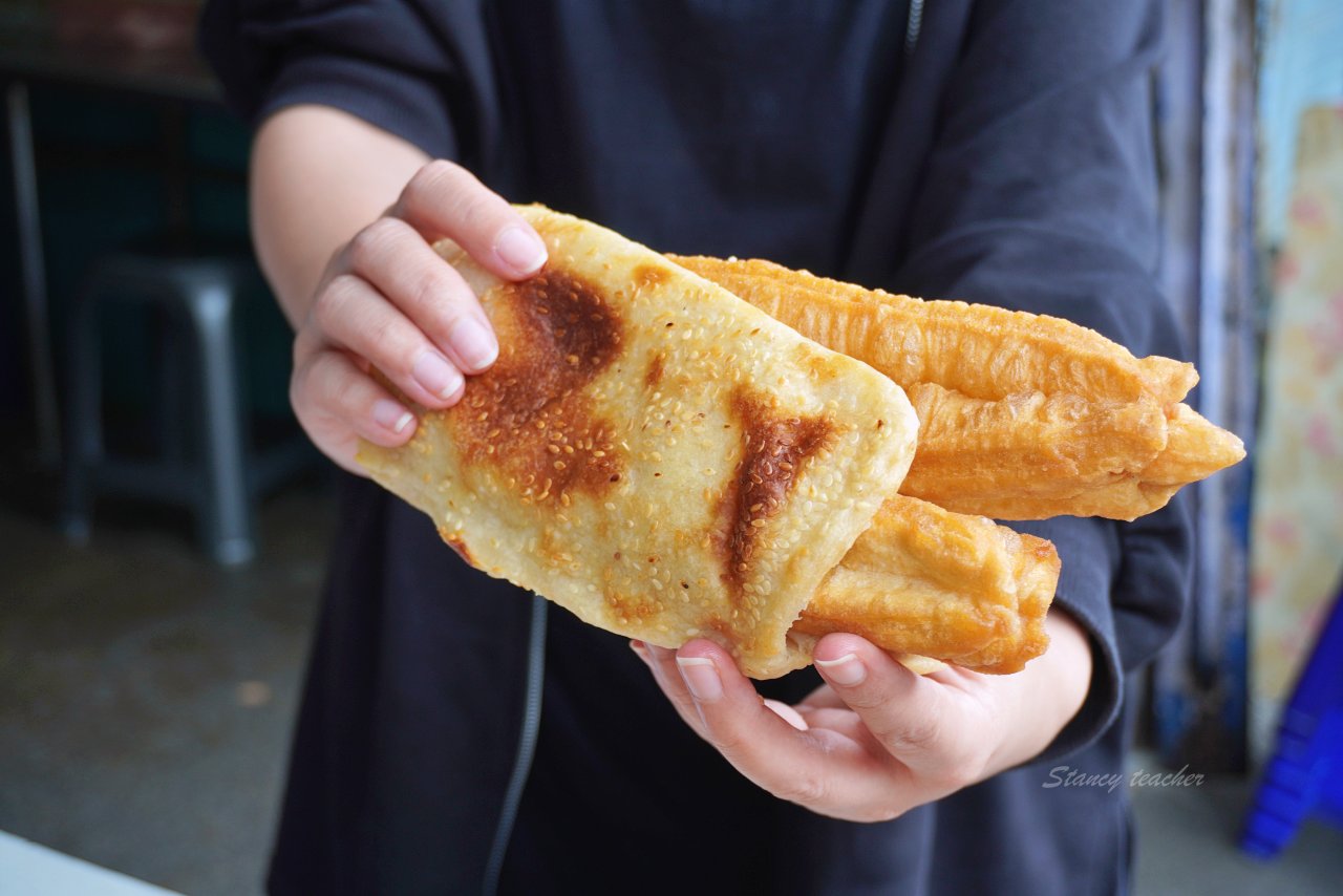 頭城老街早餐店｜手擀蔥油蛋餅、現做韭菜盒、一手無法掌握的粗大油條 老麵肉包都好吃