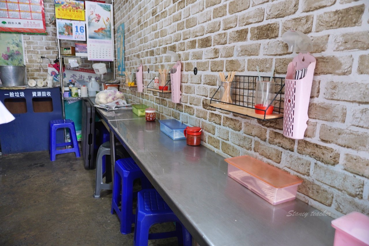 頭城老街早餐店｜手擀蔥油蛋餅、現做韭菜盒、一手無法掌握的粗大油條 老麵肉包都好吃