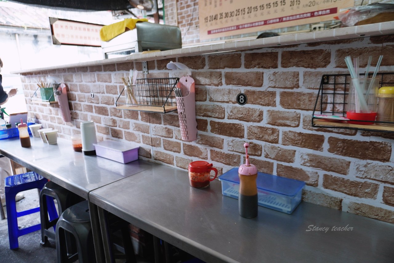 頭城老街早餐店｜手擀蔥油蛋餅、現做韭菜盒、一手無法掌握的粗大油條 老麵肉包都好吃