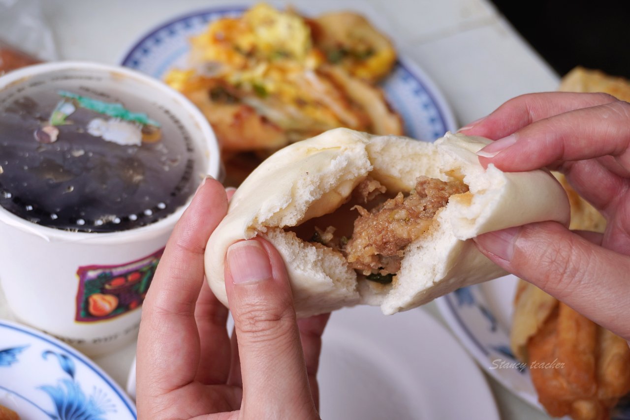 頭城老街早餐店|手擀蔥油蛋餅、現做韭菜盒、一手無法掌握的粗大油條 老麵肉包都好吃 頭城老街早餐店|手擀蔥油蛋餅、現做韭菜盒、一手無法掌握的粗大油條 老麵肉包都好吃