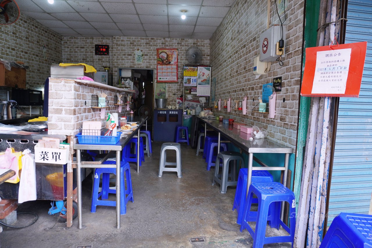 頭城老街早餐店｜手擀蔥油蛋餅、現做韭菜盒、一手無法掌握的粗大油條 老麵肉包都好吃
