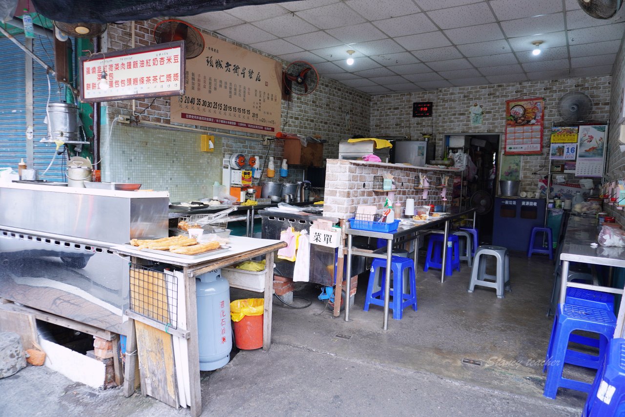 頭城老街早餐店|手擀蔥油蛋餅、現做韭菜盒、一手無法掌握的粗大油條 老麵肉包都好吃 頭城老街早餐店|手擀蔥油蛋餅、現做韭菜盒、一手無法掌握的粗大油條 老麵肉包都好吃