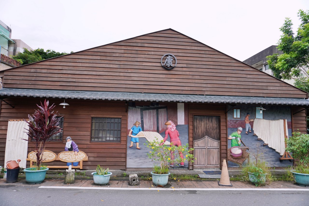 頭城老街早餐店｜手擀蔥油蛋餅、現做韭菜盒、一手無法掌握的粗大油條 老麵肉包都好吃