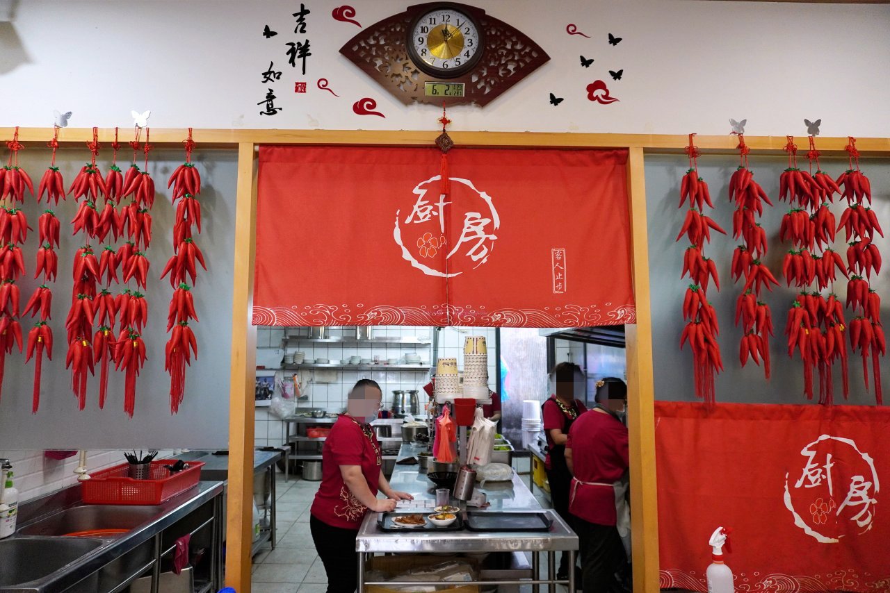 半天紅麻辣館・不辣館,花蓮新城鄉佳興冰果店對面川味牛肉麵香麻過癮、麻辣鴨滷飯也好吃 半天紅麻辣館・不辣館,花蓮新城鄉佳興冰果店對面川味牛肉麵香麻過癮、麻辣鴨滷飯也好吃