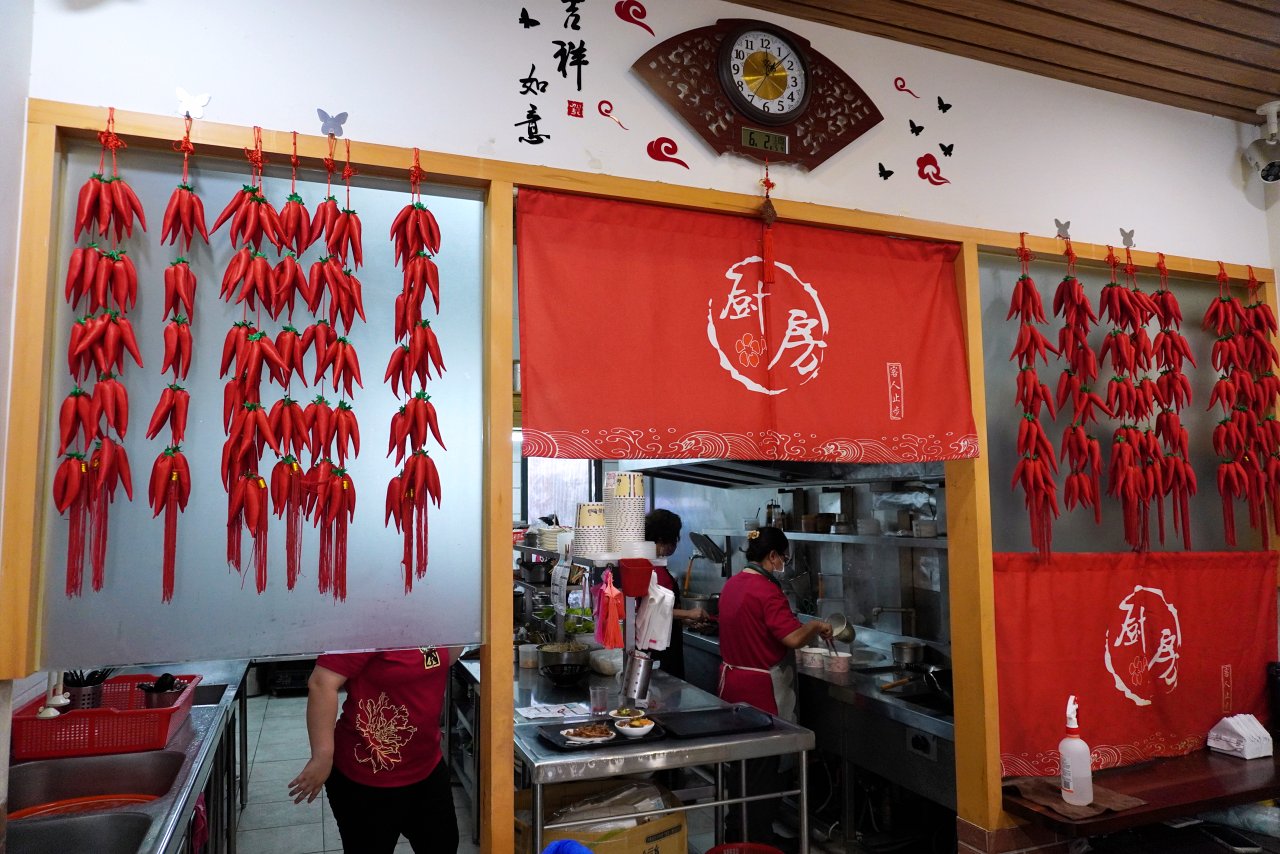 半天紅麻辣館・不辣館,花蓮新城鄉佳興冰果店對面川味牛肉麵香麻過癮、麻辣鴨滷飯也好吃 半天紅麻辣館・不辣館,花蓮新城鄉佳興冰果店對面川味牛肉麵香麻過癮、麻辣鴨滷飯也好吃