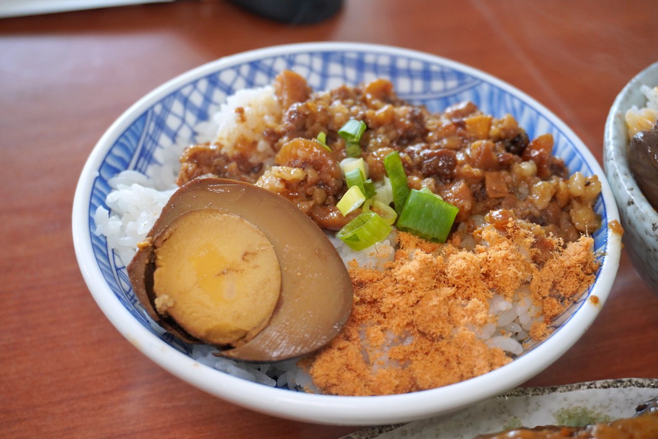 半天紅麻辣館・不辣館，花蓮新城鄉佳興冰果店對面川味牛肉麵香麻過癮、麻辣鴨滷飯也好吃