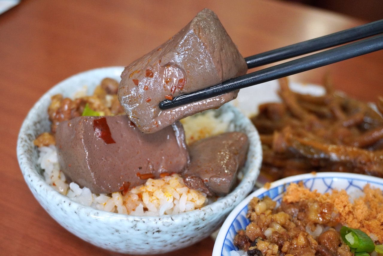 半天紅麻辣館・不辣館，花蓮新城鄉佳興冰果店對面川味牛肉麵香麻過癮、麻辣鴨滷飯也好吃