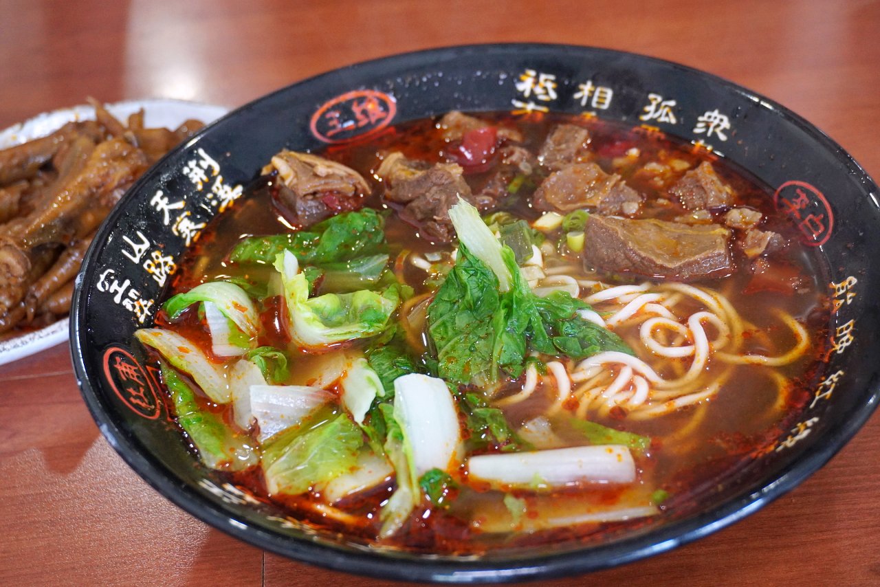 半天紅麻辣館・不辣館,花蓮新城鄉佳興冰果店對面川味牛肉麵香麻過癮、麻辣鴨滷飯也好吃 半天紅麻辣館・不辣館,花蓮新城鄉佳興冰果店對面川味牛肉麵香麻過癮、麻辣鴨滷飯也好吃