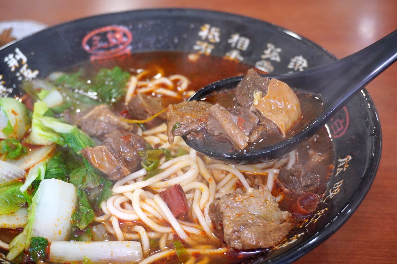 半天紅麻辣館・不辣館，花蓮新城鄉佳興冰果店對面川味牛肉麵香麻過癮、麻辣鴨滷飯也好吃