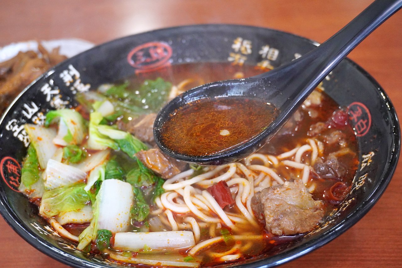 半天紅麻辣館・不辣館，花蓮新城鄉佳興冰果店對面川味牛肉麵香麻過癮、麻辣鴨滷飯也好吃