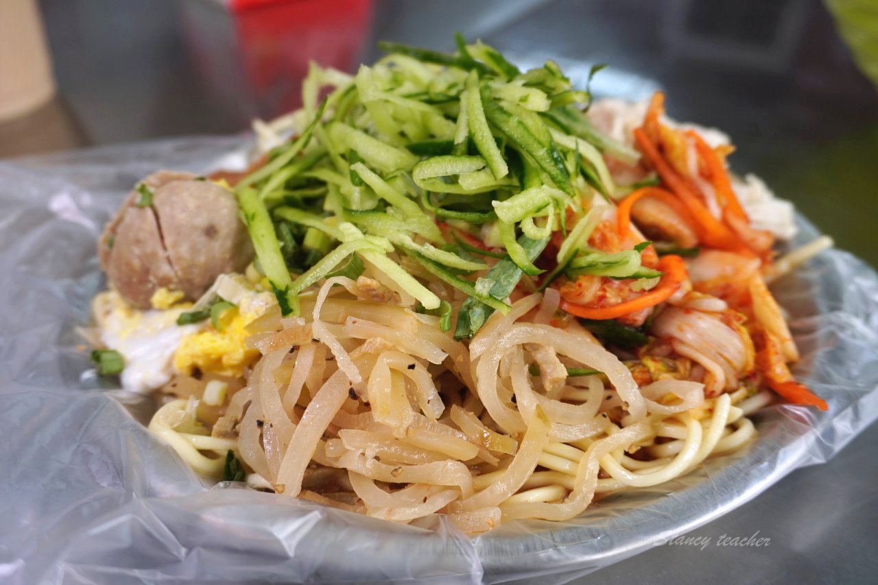 石牌涼麵「洪記涼麵」吃一盤抵五盤限定版涼麵，榨菜、炸醬、雞絲、泡菜、傳統風味一次滿足