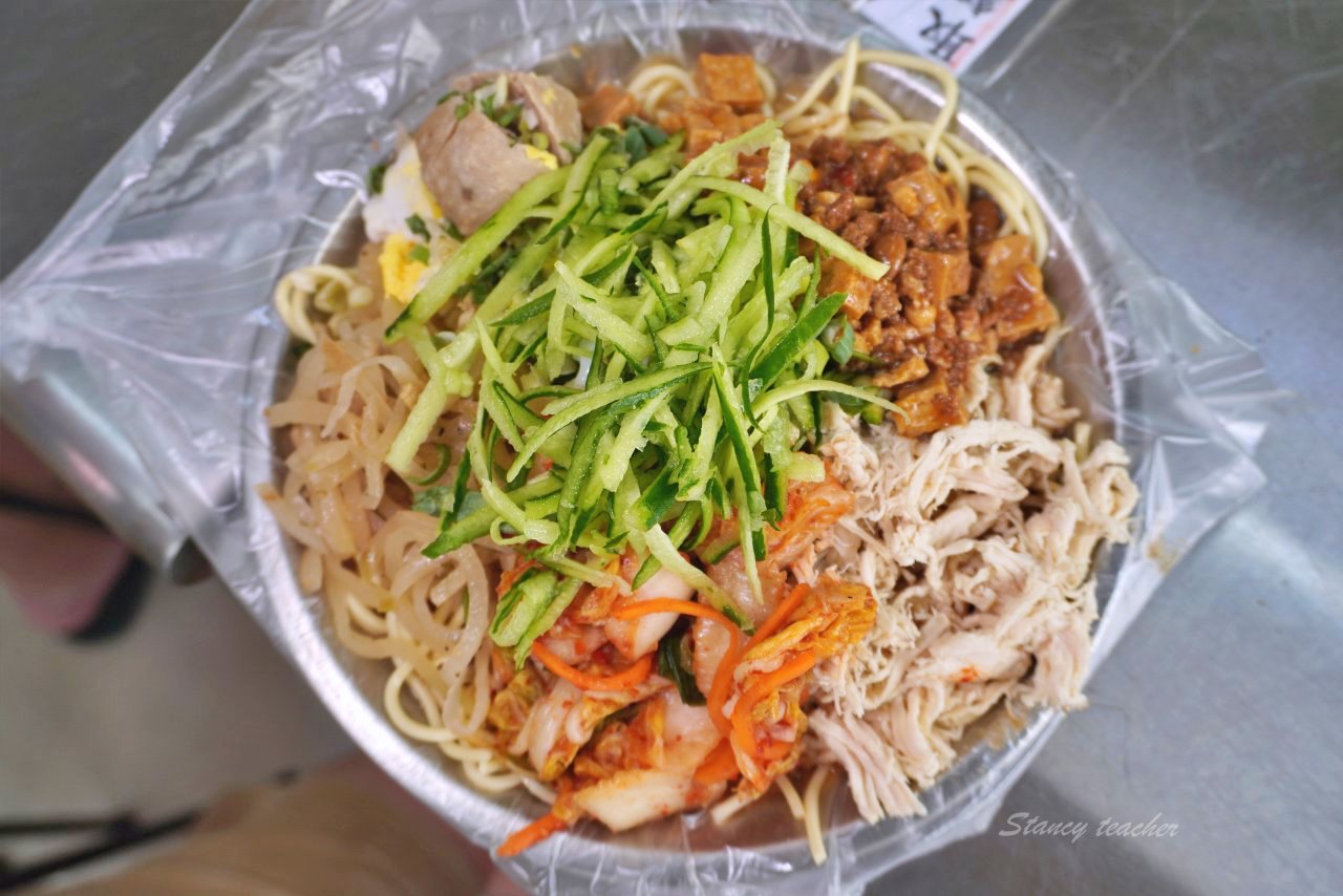 石牌涼麵「洪記涼麵」吃一盤抵五盤限定版涼麵，榨菜、炸醬、雞絲、泡菜、傳統風味一次滿足