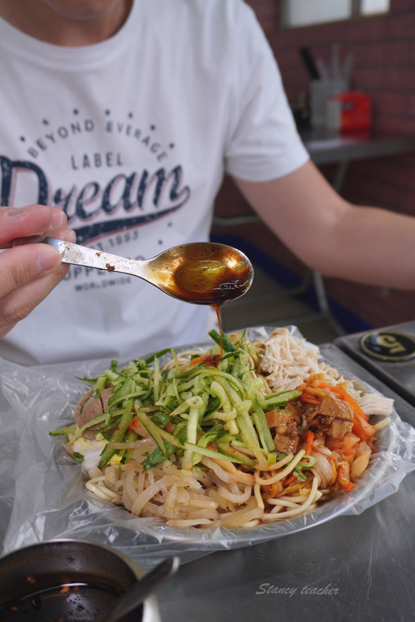 石牌涼麵「洪記涼麵」吃一盤抵五盤限定版涼麵,榨菜、炸醬、雞絲、泡菜、傳統風味一次滿足 石牌涼麵「洪記涼麵」吃一盤抵五盤限定版涼麵,榨菜、炸醬、雞絲、泡菜、傳統風味一次滿足