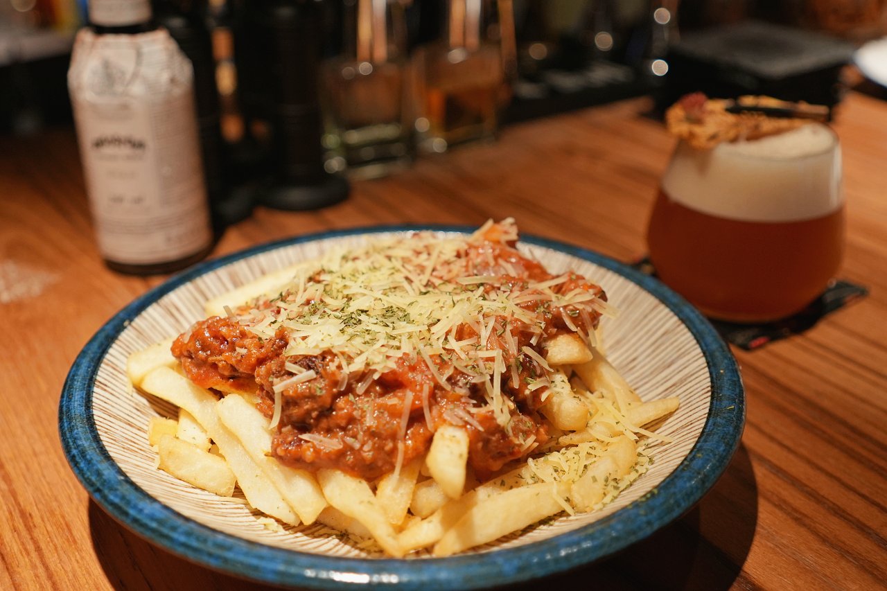 沐光 MouMoon酒吧餐酒館，大學旁超高CP值餐酒館，地方媽媽最愛買醉的地方