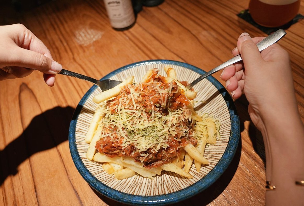 沐光 MouMoon酒吧餐酒館，大學旁超高CP值餐酒館，地方媽媽最愛買醉的地方