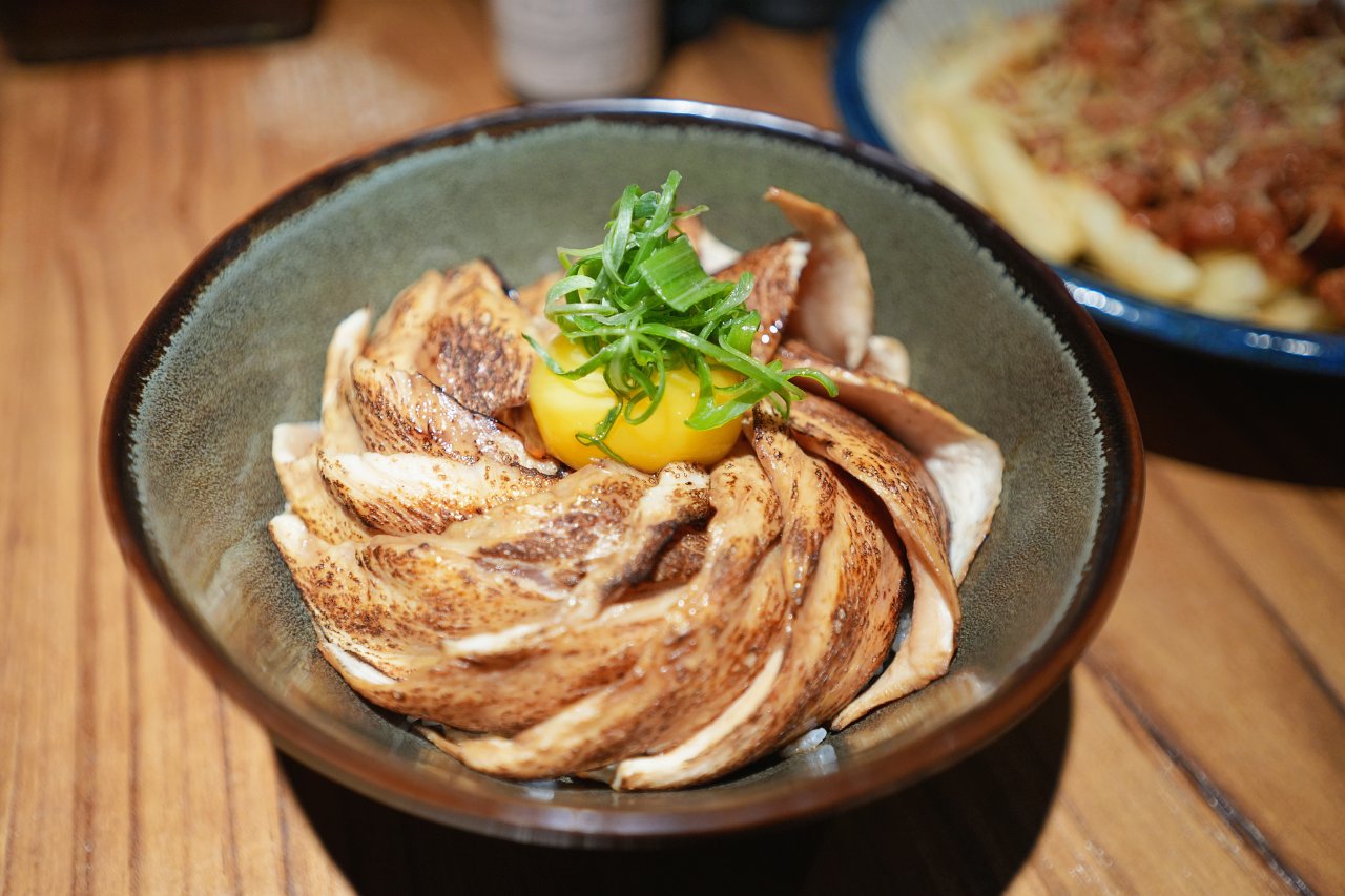 沐光 MouMoon酒吧餐酒館，大學旁超高CP值餐酒館，地方媽媽最愛買醉的地方