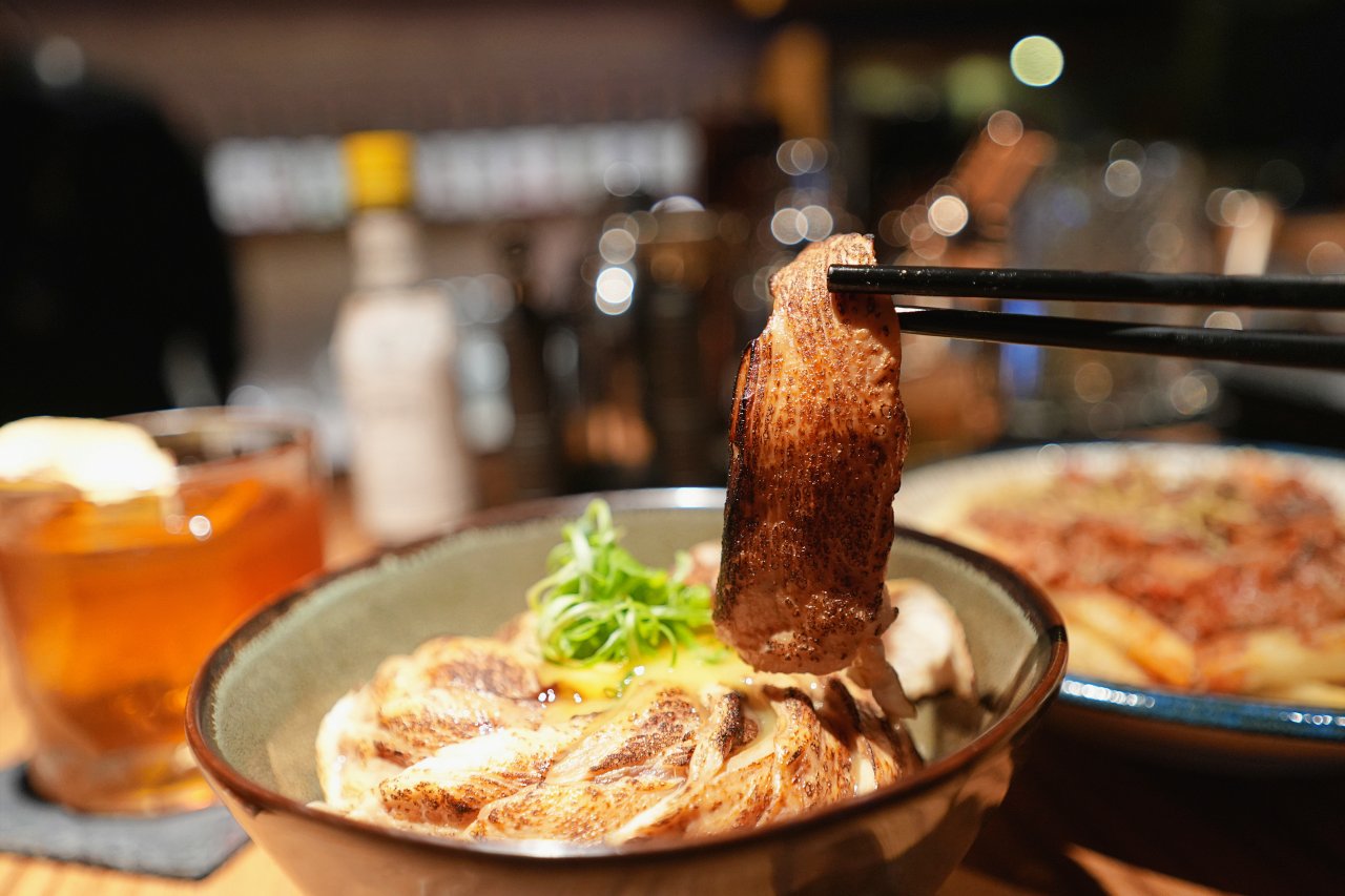 沐光 MouMoon酒吧餐酒館，大學旁超高CP值餐酒館，地方媽媽最愛買醉的地方