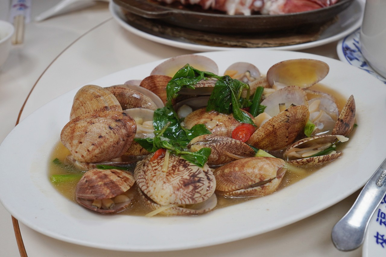 【澎湖美食】來福海鮮餐廳：澎湖海鮮餐廳合菜 在地30年老店 私房干貝醬、小魚花生買的都是內行人