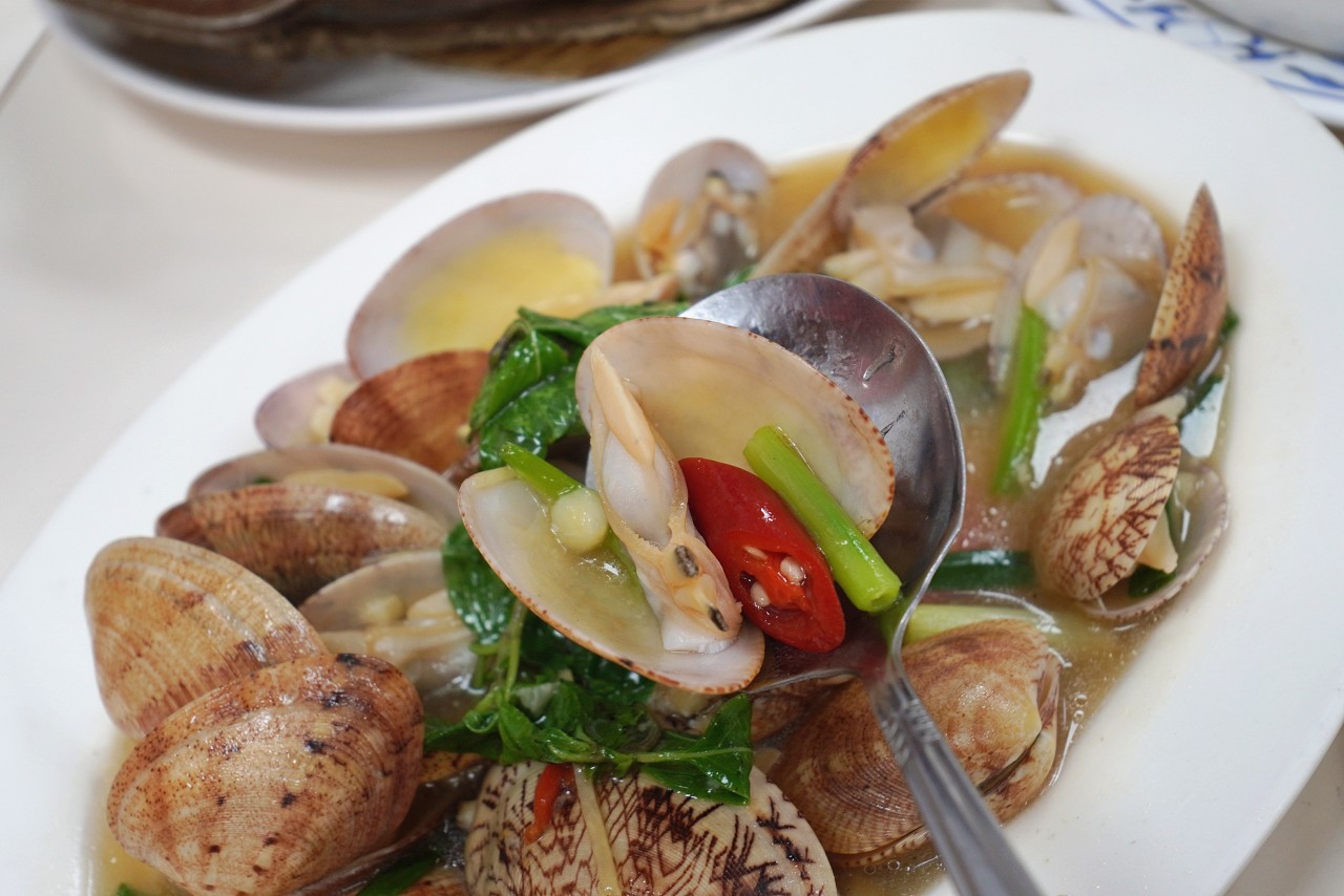 【澎湖美食】來福海鮮餐廳：澎湖海鮮餐廳合菜 在地30年老店 私房干貝醬、小魚花生買的都是內行人