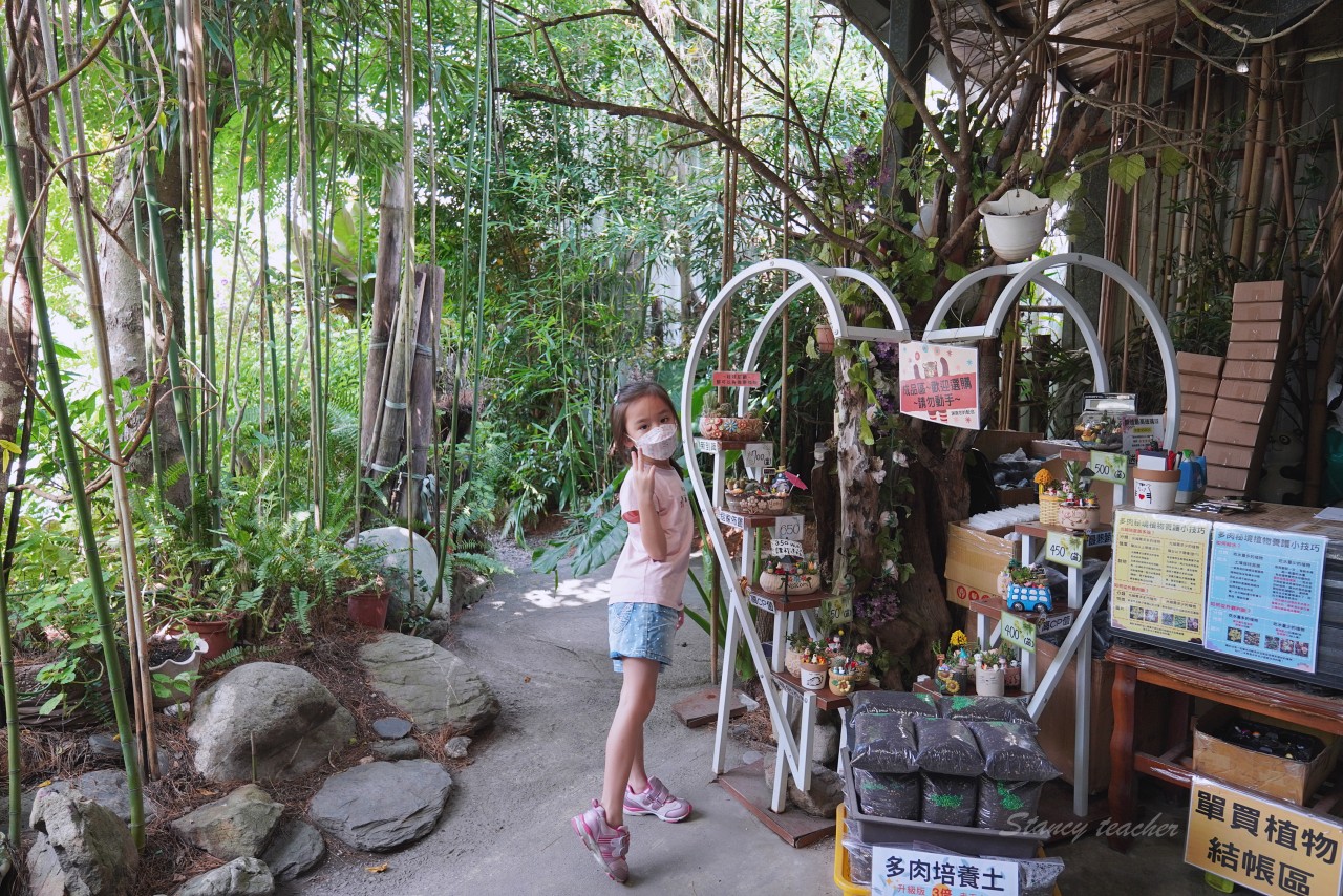 南投埔里多肉秘境 中正店，透明泡泡屋藍色大地球拍照打卡，免門票便宜多肉盆栽讓你買到手軟