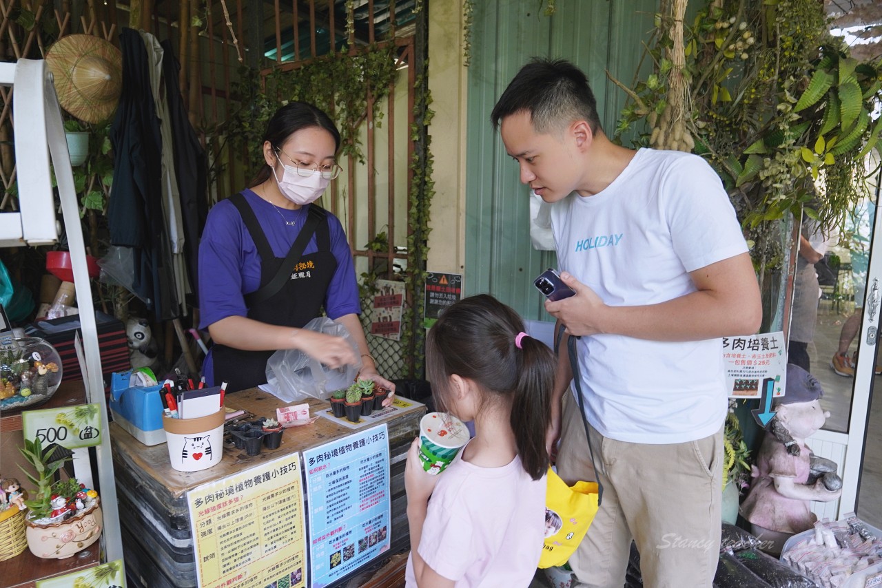 南投埔里多肉秘境 中正店，透明泡泡屋藍色大地球拍照打卡，免門票便宜多肉盆栽讓你買到手軟