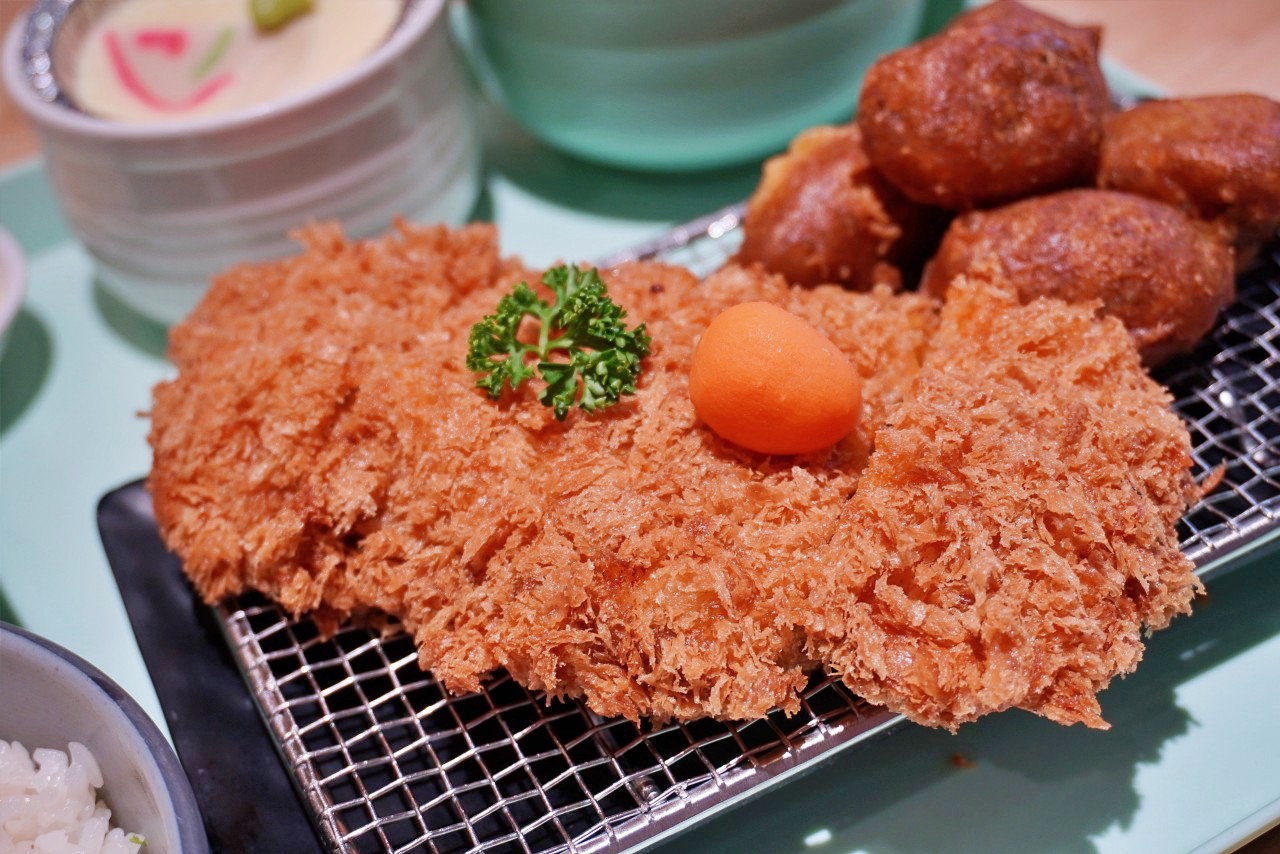 三筋豬排 高雄左營浮誇肉量豬排店，「莓好大三元」草莓季限定夢幻甜點套餐慶生很可以